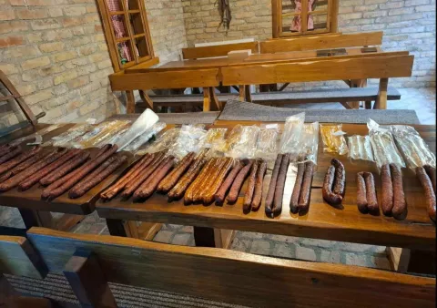 ANDRIJAŠEVCIU sklopu manifestacije GastRo A, koju drugi put organizira Općina Andrijaševci u suradnji s Vukovarsko-srijemskom županijom, održano je senzorno ocjenjivanje kobasice i kulenove seke. Ove je godine pristiglo 49 uzoraka - 23 uzorka kobasica i 26 uzoraka kulenovih seka.travanj 2025.