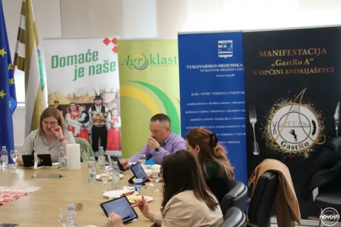 ANDRIJAŠEVCIU sklopu manifestacije GastRo A, koju drugi put organizira Općina Andrijaševci u suradnji s Vukovarsko-srijemskom županijom, održano je senzorno ocjenjivanje kobasice i kulenove seke. Ove je godine pristiglo 49 uzoraka - 23 uzorka kobasica i 26 uzoraka kulenovih seka.travanj 2025.