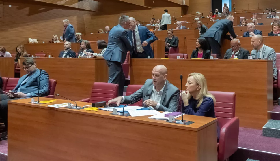 Zagreb, 14.03.2025. - Saborski zastupnici glasaju o raspravljenim točkama.Na fotografiji Stipo Mlinarić, Josip Dabro.foto HINA/ Edvard ŠUŠAK/ es