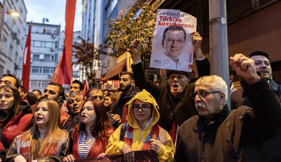 epa12021422 People take part in a demonstration organized by the country's main opposition Republican People's Party (CHP) against the detention of the mayor of Istanbul, in Istanbul, Turkey, 09 April 2025. Istanbul mayor Ekrem Imamoglu of the CHP was jailed and dismissed by the Turkish Ministry of Interior on 23 March on corruption charges, following his detention on 19 March along with 100 others. EPA/ERDEM SAHIN