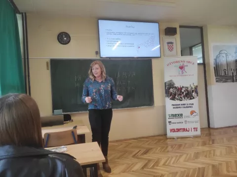 NAŠICE - U organizaciji udruge Otvoreno srce u Srednjoj školi ostvarena je VIII. edukacija u projektu "Volontiraj i ti!" s temom "Znamo li pružiti podršku". Predavanje za tridesetak učenika/volontera održala je Vanesa Šerić, voditeljica udruge PUKS, Podrška u kriznim situacijama, iz Belišća, koja je pojasnila što je podrška, kakva može biti, gdje je možemo potražiti. Iznijela je i nekorisne primjere, kao "prestani živjeti u prošlosti", "glavu gore - prestani kukati", "Božja volja", "moglo je biti i gore"... Umjesto toga, savjetuje, treba biti strpljiv i slušati sugovornikaTRAVANJ 2025.