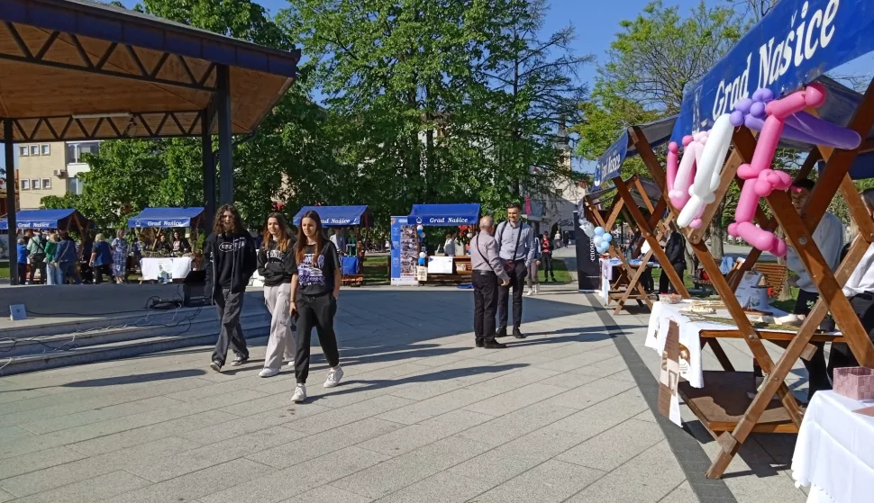 NAŠICE - Dan strukovnih zanimanja i Sajam vježbeničkih tvrtki na gradskom trgu, snimljeno u travnju 2024. Snimila Snježana FRIDL
