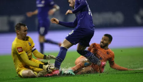 Zagreb, 26.2.2025.- Utakmica ?etvrtfinala Hrvatskog nogometnog kupa Dinamo - Osijek na stadionu Maksimir. Na slici Marko Malenica i Martin Baturina. foto HINA/ Damir SEN?AR/ ua
