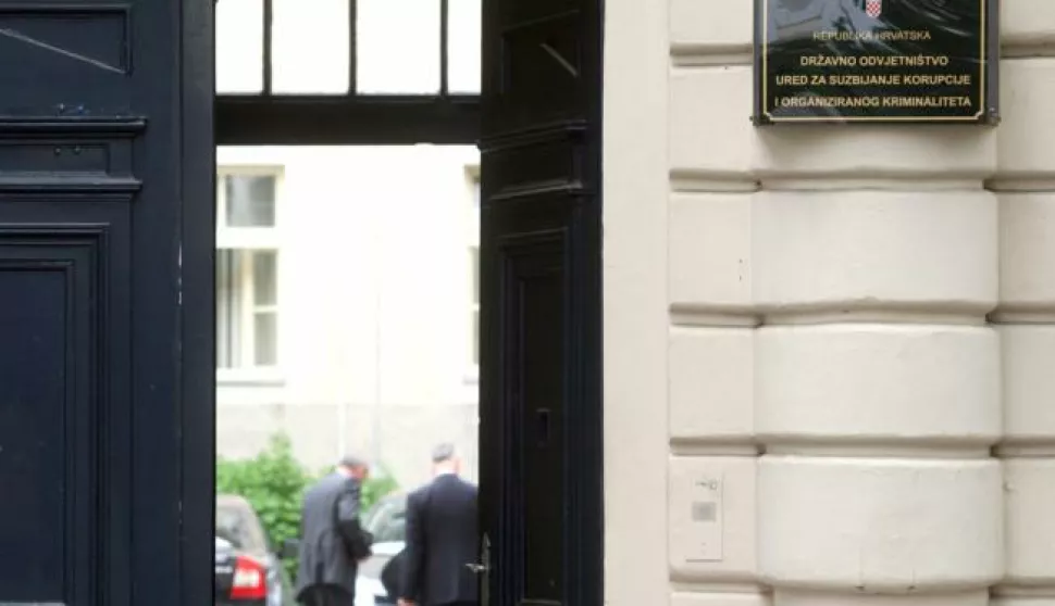 Zagreb, 15.07.2011 - Arhivska fotografija od 27.04.2011. godine prikazuje ulaz u zgradu USKOK-a u Gajevoj ulici u Zagrebu. USKOK je danas od policije zatraio da otkrije tko je medijima dao tajni svjedočki iskaz bive efice HDZ-ova računovodstva Branke Pavoević i tako počinio kazneno djelo odavanja slubene tajne. foto FaH/ Damir SENČAR /ds