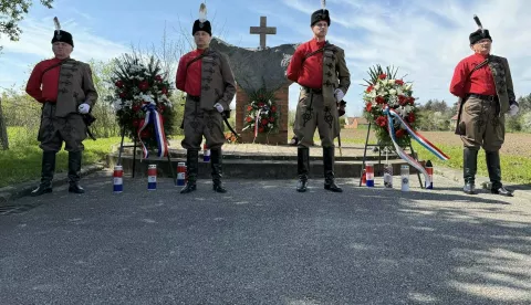 Vinkovci, 11. 4. 2025. Vijenci na mjestu stradanja Hrvata