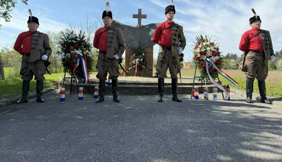 Vinkovci, 11. 4. 2025. Vijenci na mjestu stradanja Hrvata