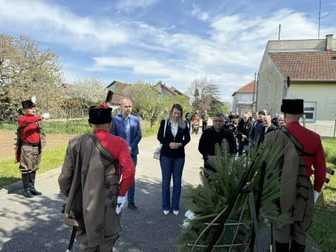 Vinkovci, 11. 4. 2025. Vijenci na mjestu stradanja Hrvata