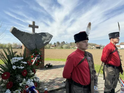 Vinkovci, 11. 4. 2025. Vijenci na mjestu stradanja Hrvata
