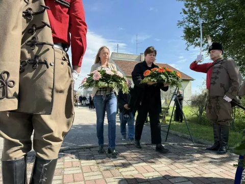 Vinkovci, 11. 4. 2025. Vijenci na mjestu stradanja Hrvata