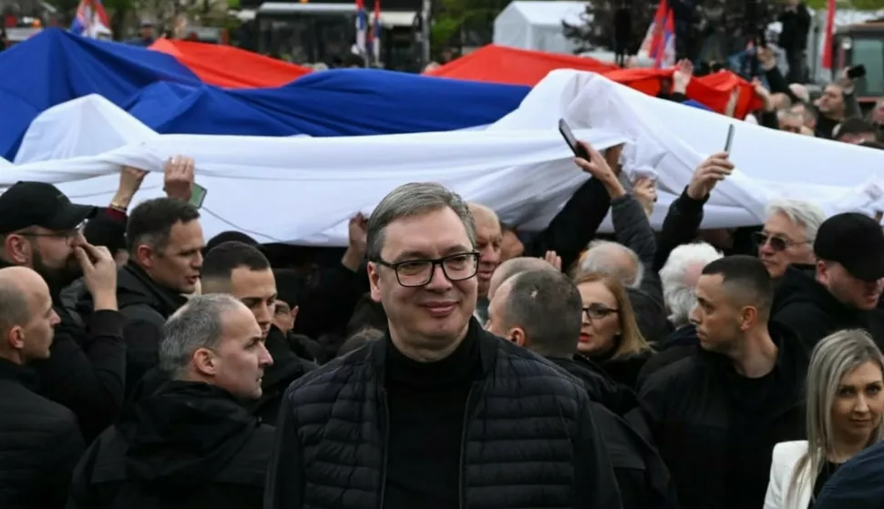 Beograd, 11.4.2025.- Razvijanjem nacionalne zastave duge 200 i ?iroke 10 metara du? dvije sredi?nje ulice Beograda u petak je po?eo trodnevni "svenarodni skup" nazvan "Ne damo Srbiju" na koji je svoje prista?e pozvao srbijanski predsjednik Aleksnadar Vu?i? u povodu osnivanja Pokretaa na narod i dr?avu. foto HINA/ FoNet/ Instagram predsjednika Srbije/ ua