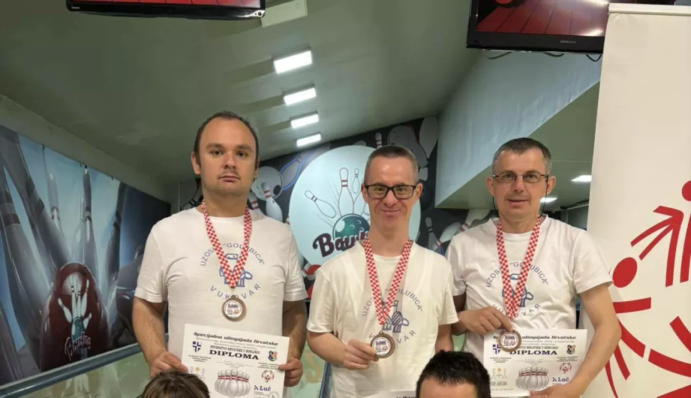 VUKOVARKorisnici Udruge za osobe s intelektualnim oštećenjem Golubica Vukovar u okviru programa Možemo i mi III uz pratnju voditelja sudjelovali su na Prvenstvu Hrvatske u bowlingu koje je održano u ZagrebuTRAVANJ 2024.