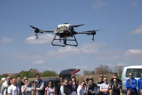 VUKOVAR - "Leptirići" i "fudžijevci" sadili šumuTRAVANJ 2025.Vukovar je u subotu bio domaćin prve velike akcije u sklopu projekta "Snaga sporta i šume – za inkluzivnije društvo kroz sport i prirodu", koji provode Futsal Dinamo, udruga reKreativan Kvart, tvrtka Project O2 i Zaklada Nema predaje. 