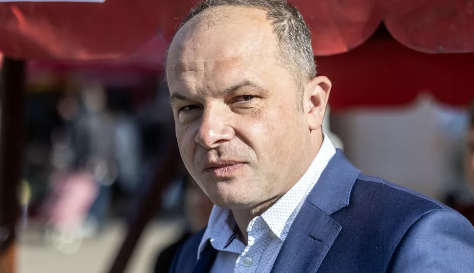 Zagreb, 12.4.2025 - U organizaciji Socijaldemokratskog foruma žena SDP-a Hrvatske održana je 12. humanitarna akcija "Omiljeni cvijet Ane Rukavine". Na štandu na Trgu bana Jelačića u Zagrebu pridružili su se predsjednik SDP-a Siniša Hajdaš Dončić (na slici), potpredsjednica Hrvatskog sabora Sabina Glasovac, saborski zastupnik Boris Lalovac, potpredsjednica Foruma žena SDP-a Sonja Kovač te prof. dr. sc. Mirando Mrsić, medicinski direktor "Zaklade Ana Rukavina".Foto Hina/ Dario GRZELJ/ dag