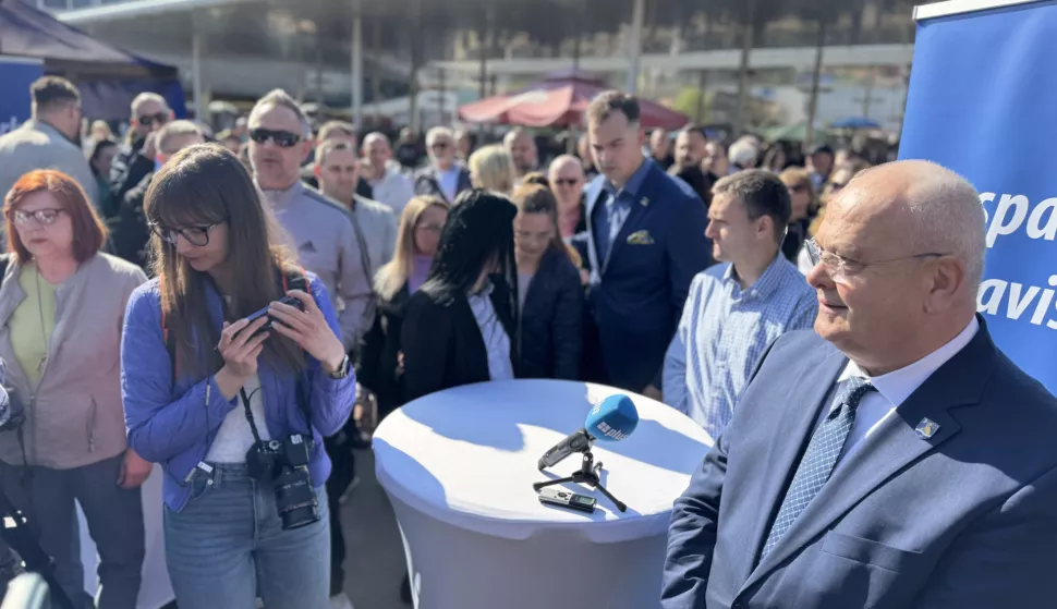 Slavonski Brod, 12.04.2025 - Na gradskoj tr?nici u Slavonskom Brodu u subotu ujutro, u uskr?njoj atmosferi, objavljena je kandidatura aktualnog gradona?elnika Mirka Duspare za jo? jedan mandat, a na izbore ide s listom Duspara Mirko ? Nezavisna lista za gradona?elnika.foto HINA/ Irena VUKAS ?UFALAR/ik