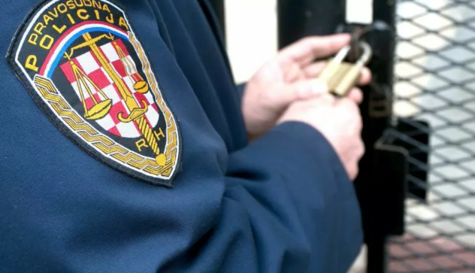 30.12.2013., Osijek - Zbog nehumanih uvjeta u osjeckom zatvoru zahtjev za odstetu podnijelo je ukupno 71 istraznih zatvorenika i zatvorenika u posljednje dvije godine.Photo: Davor Javorovic/PIXSELL------3 STUPCA COLORNOVOSTI