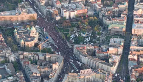 Snimak iz drona koji pokazuje mali broj okupljenih Vučićevih pristaša