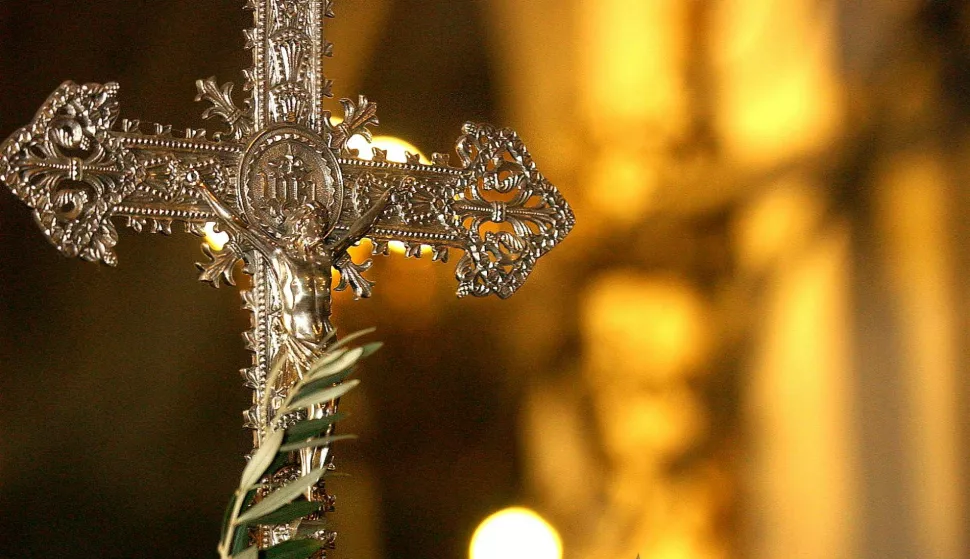 RIJEKA, 04.04.2004. CVJETNICA, CRKVA UZNESENJA MARIJINA, KRIZ SA MASLINOVOM GRANCICOM  SNIMIO PETAR FABIJAN