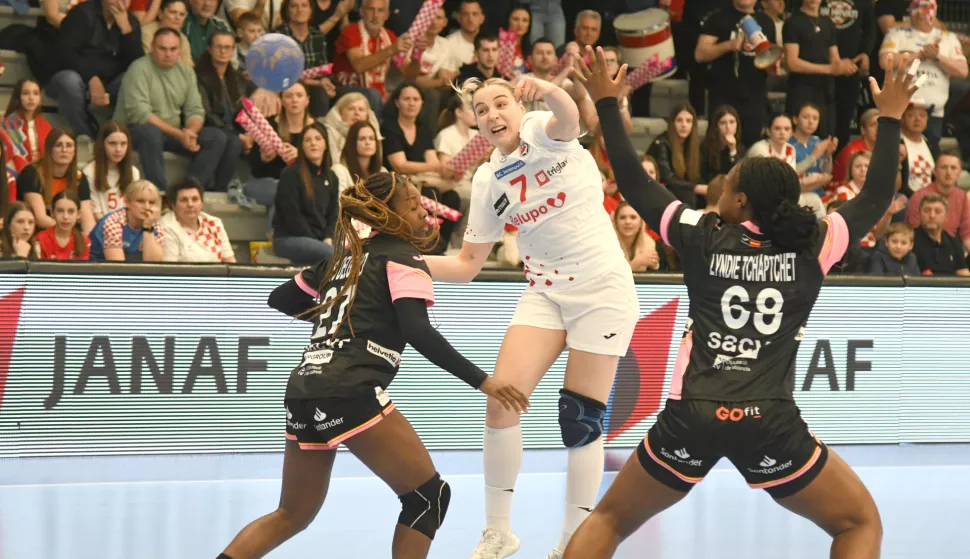 10.04.2025., SSD Josip Samarzija-Bepo, Koprivnica - Kvalifikacije za svjetsko prvenstvo Hrvatska - SpanjolskaHrvatska; Lucija Besen (1), Paula Posavec (3), Tina Barisic (4), Klara Birtic (7), Stela Posavec (8), Dejana Milosavljevic (10), Katarina Jezic (17), Katarina Pavlovic (23), Lara Buric 825), Mia Brkic (26), Andrea Simara (28), Ana Debelic (31), Josipa Mamic (35), Tena Petika (40), Petra Marinovic (50), Kristina Prkacin (88), izbornik Ivica ObrvanSpanjolska; Nicole Wiggins (1), Carmen Costa Campos (6), Ona Vegue Pena (14), Mercedes Soanez Castellanos (16), Jenifer Maria Gutierrez Bermejo (17), Ester Bosch Somaza (19), Paula Arcos Poveda (23), Danila Patricia So Delgado Pinto (27), Kaba Gassama Cissokho (33), Alicia Fraga Fernandez (34), June Loidi Etxaniz (38), Paulina Perez Buforn (52), Seynabou Mbengue Rodriguez (53), Anne Erauskin Martinez (65), Lynde Tchapochet Defo (68), Carmen Arroyo Pimienta (70), izbornik Jose AmbrosioMartin Cedres Photo: Damir Spehar/PIXSELL