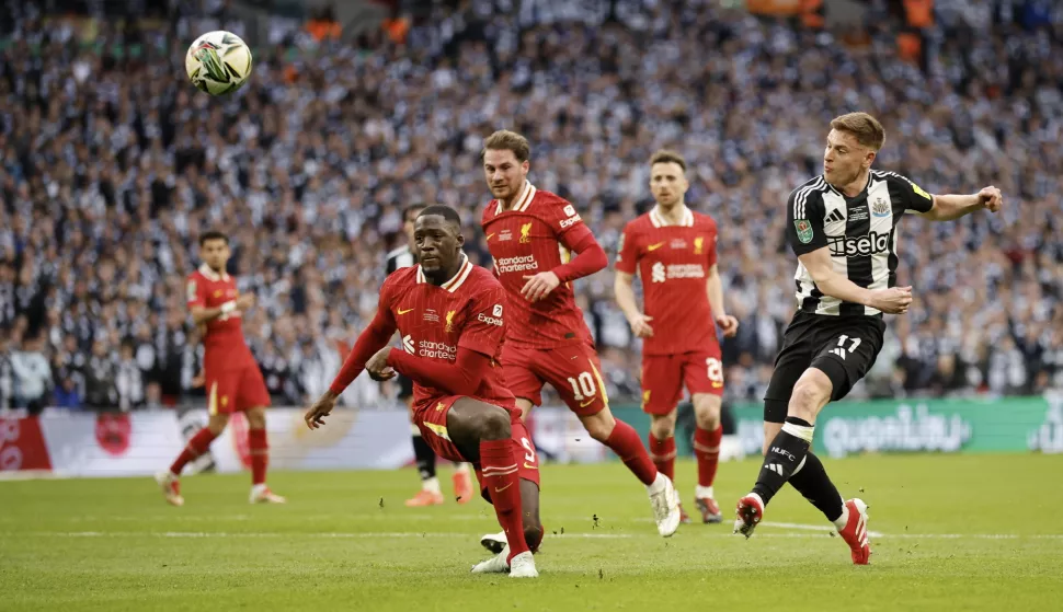 epa11968583 Harvey Barnes (R) of Newcastle United in action during the EFL Cup Final soccer match between Liverpool FC and Newcastle United, in London, Britain, 16 March 2025. EPA/TOLGA AKMEN EDITORIAL USE ONLY. No use with unauthorized audio, video, data, fixture lists, club/league logos, 'live' services or NFTs. Online in-match use limited to 120 images, no video emulation. No use in betting, games or single club/league/player publications.