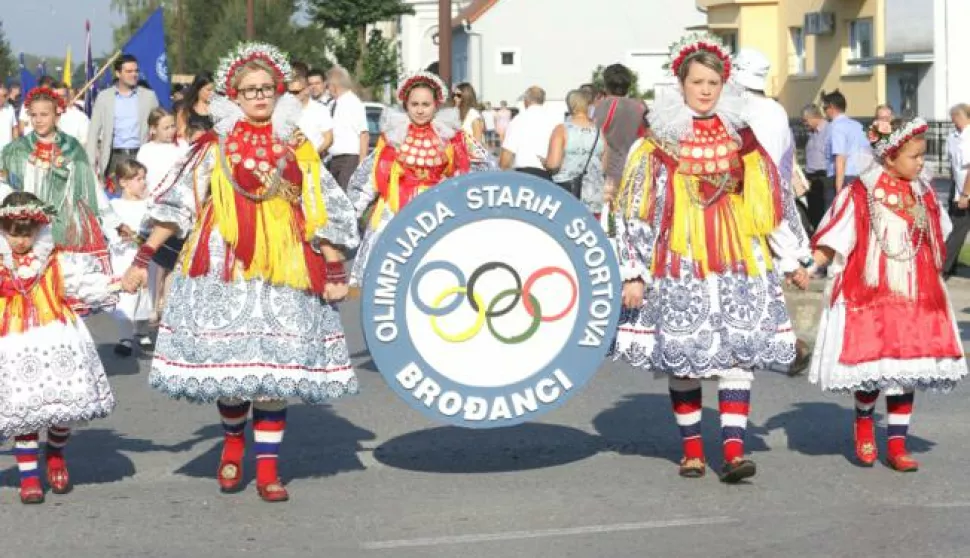 BROĐANCI, 30. 08. 2015, 43. OLIPMIJADA STRARIH SPORTOVA, BROĐANCI, DEFILE, OTVORENJE, NATJECANJE...snimio GOJKO MITIĆ