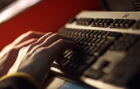 Zagreb, 11.04.2012 - Arhivska fotografija, ilustracija od 31.01.2012. godine. Zagrebački svećenik Mladen Koina, 61-godinji upnik upe Presvetog Srca Isusova, priznao je da je s interneta "skidao" dječju pornografiju i nagodio se s tuiteljstvom na jednogodinju zatvorsku kaznu. foto FaH/ Damir SENČAR/ ds