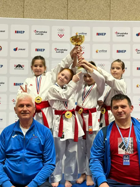 Kata tim Essekeri sa svojim trenerima Jocom Đukićem i Tomislavom Lovkovićem