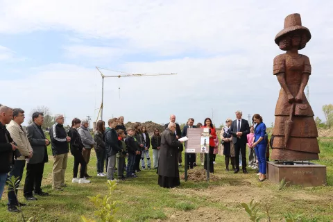 Erenstinovo, 14. 04. 2025, Erenestinovo, Nazorova 2a. Polaganje vremenske kapsule za Kreativni dječji centar. Nataša Tramišak, Goran Ivanović - Lac, Mladen Pavić, Josip Miletić, Marijana Junušić.snimio GOJKO MITIĆ