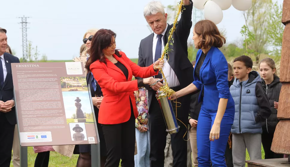 Erenstinovo, 14. 04. 2025, Erenestinovo, Nazorova 2a. Polaganje vremenske kapsule za Kreativni dječji centar. Nataša Tramišak, Mladen Pavić i Marijana Junušićsnimio GOJKO MITIĆ