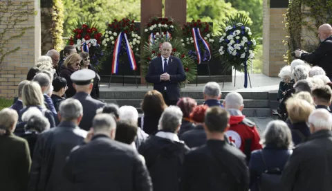 Zagreb, 14.04.2025. - U sklopu susreta članova obitelji zatočenih i nestalih hrvatskih branitelja odana je počast žrtvama iz Domovinskog rata kod Spomenika Glas hrvatske žrtve – Zid boli na Mirogoju i kod Zajedničke grobnice neidentificiranih posmrtnih ostataka – Kenotaf na Krematoriju. Na fotografiji Tomo Medved. foto HINA/ Lana SLIVAR DOMINIĆ/ lsd 