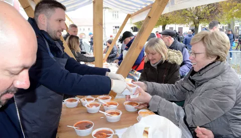 osijek, 7 travnja 2023, 12,00 sati, tvrđa, trg svetog trojstva, veliki petak, uskrs, podjela fiš paprikaša, gradonačelnik ivan radić sa suradnicima, novinar dario kuštrosnimio zdenko pušić