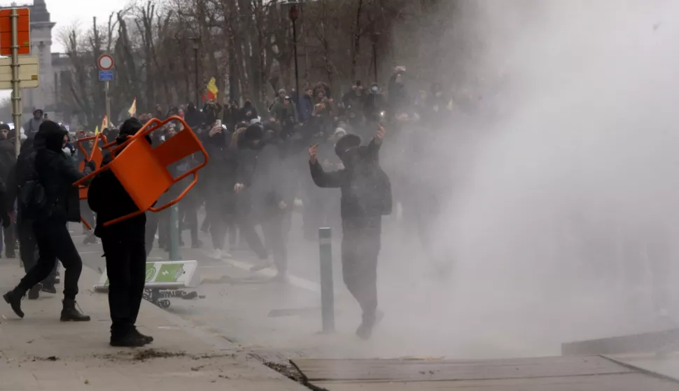 epa09704067 Rioters confront police on the sidelines of a protest against European anti-coronavirus measures, in Brussels, Belgium, 23 January 2022. Tens of thousands of people were expected to a protest against the way the EU governments imposed 'disproportionate measures that violate human rights', as organiser 'Europeans United' puts it, to curb the Omicron variant wave of the Sars-Cov-2 coronavirus. EPA/OLIVIER HOSLET