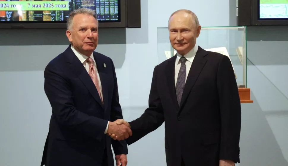epa12025333 Russian President Vladimir Putin shakes hands with US Special Envoy to the Middle East Steve Witkoff (L) during a meeting in St. Petersburg, Russia, 11 April 2025. EPA/GAVRIIL GRIGOROV/SPUTNIK/KREMLIN/POOL MANDATORY CREDIT