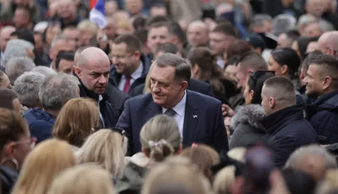 Banja Luka, 26.2.2025.- U obra?anju na skupu potpore u sredi?tu Banja Luke nakon prvostupanjske presude, predsjednik Republike Srpske Milorad Dodik najavio je u srijedu poduzimanje odlu?nih politi?kih koraka kojim ?e se odbaciti presuda, te zabraniti rad dr?avnih pravosudnih i sigurnosnih institucija na podru?ju toga entiteta. foto HINA/ TANJUG/ FOTO SRNA/ BORISLAV ZDRINJ/ ua