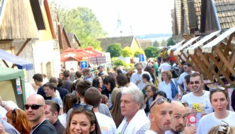 ?ZMAJEVACSve je spremno za 11. zmajevački Vinski maraton koji mjetani povodom Dana sela organiziraju svake prve subote u listopadu. slika iz 2015.------2 stupca colornovosti