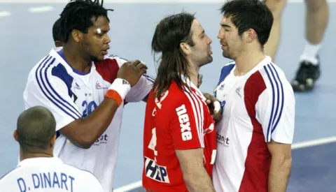 Croatia's Ivano Balic (C) argues with France's Nikola Karabatic (R) during their Men's World Handball Championship gold medal match in Zagreb February 1, 2009.  REUTERS/Marko Djurica (CROATIA)------2X COLOR - SPORT