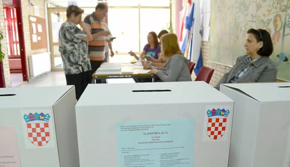 ?osijek, 19 svibanj 2013, lokalni izbori, 10.00 sati - Dječji vrtić Pčelica pokraj Mercatorasnimio zdenko puić------kolor 3x novosti