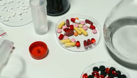 TABLETE PILULE LIJEKOVI OVISNOST