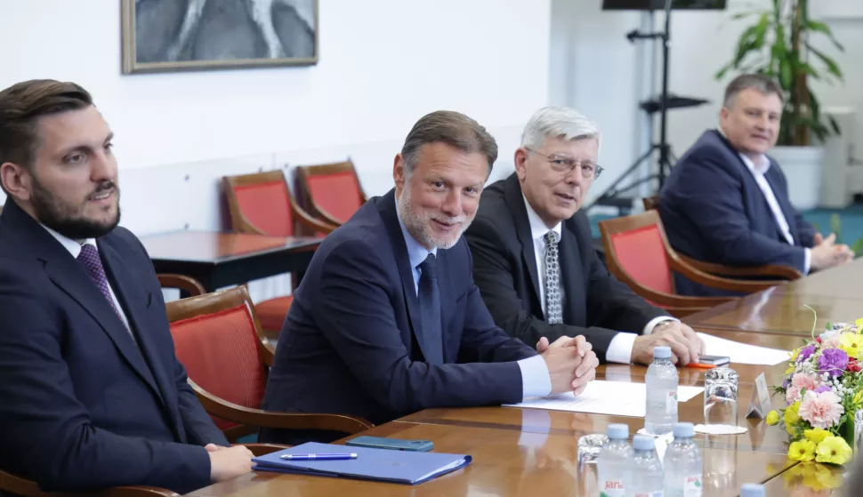 Zagreb, 15.04.2025.- Sjednica Predsjedništva Hrvatskoga sabora s predstavnicima klubova zastupnika na temu dnevnoga reda predstojeće saborske sjednice. Na fotografiji Gordan Jandroković, Željko Reiner.foto HINA/ Admir BULJUBAŠIĆ/ abu