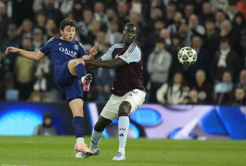 epa12033773 Amadou Onana (R) of Villa in action against Joao Neves (L) of PSG during the UEFA Champions League quarter-finals 2nd leg soccer match between Aston Villa and Paris Saint-Germain, in Birmingham, Britain, 15 April 2025. EPA/TIM KEETON