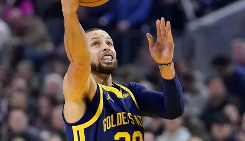 epa10430165 Golden State Warriors guard Stephen Curry (R) goes to the basket for two points against Memphis Grizzlies forward Dillon Brooks (L) for his 21,000 career basket during the first quarter of the NBA basketball game between the Memphis Grizzlies and the Golden State Warriors at Chase Center in San Francisco, California, USA, 25 January 2023. EPA/JOHN G. MABANGLO SHUTTERSTOCK OUT
