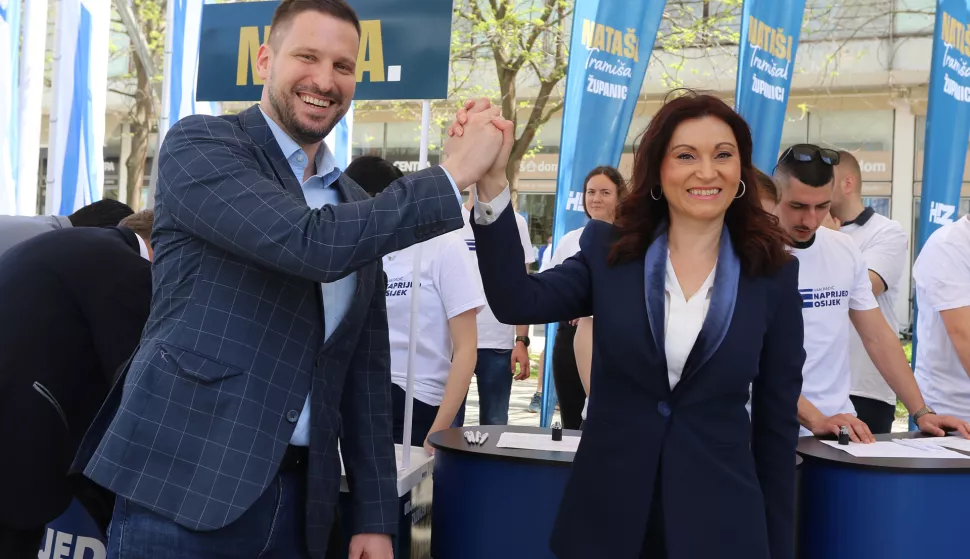Osijek, 15. 04. 2025, Trg slobode, Nataša Tramišak i Ivan Radić počeli skupljati potpise, HDZ, početak.. Ivan Radić i Nataša Tramišak.snimio GOJKO MITIĆ
