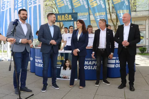 Osijek, 15. 04. 2025, Trg slobode, Nataša Tramišak i Ivan Radić počeli skupljati potpise, HDZ, početak.. Dragan Vulin, Ivan Radić, Nataša Tramišak, Goran Ivanović - Lac i Josip Miletić.snimio GOJKO MITIĆ