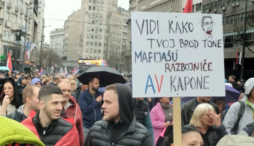 Beograd, 15.03.2025. - Deseci tisuća ljudi su, unatoč kiši, zaposjeli središnje ulice Beograda sudjelujući u protuvladinom prosvjedu "15. za 15." na koji je cijelu Srbiju pozvao studentski pokret, ali mnogi nisu uspjeli stići na početak prosvjeda u 16 sati jer je vlast na više načina opstruirala skup. Mnoštvo se okupilo ispred Skupštine Srbije, uz koju su od prijepodneva raspoređene jake policijske snage s opremom za razbijanje demonstracija, a policijskim kordonima okruženo je i službeno sjedište predsjednika Republike. Val prosvjeda u Srbiji potaknut je padom nadstrešnice na željezničkom kolodvoru 1. studenog prošle godine kada je poginulo 15 ljudi, a preuzeo ih je studentski pokret koji zahtijeva političku i kaznenu odgovornost vlasti, borbu protiv korupcije, učinkovit rad institucija bez političkog utjecaja, uređeno i pravedno društvo. foto HINA/ Velimir ILIĆ/ ml