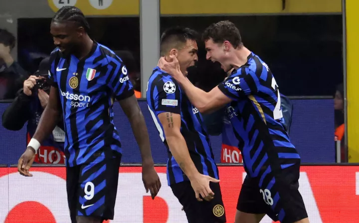 epa12035770 Inter Milan's Benjamin Pavard (R) celebrates with his teammate Lautaro Martinez after scoring the 2-1 goal during the UEFA Champions League quarter-final second leg soccer match between Inter Milan and Bayern Munich, in Milan, Italy 16 April 2025. EPA/MATTEO BAZZI