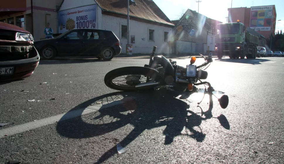 05.10.2015., Osijek - Na raskrižju Ulice M. Divalta i Kirove dogodila se prometma nezgoda izmedju auomobila "Opel" i motocikla (moped). Vozač mopeda kolima Hitne pomoći odvežen je Klinički bolnički centar Osijek, promet je obustavljen i preusmjeren u Kirovu ulicu.Photo: Željko Šepić