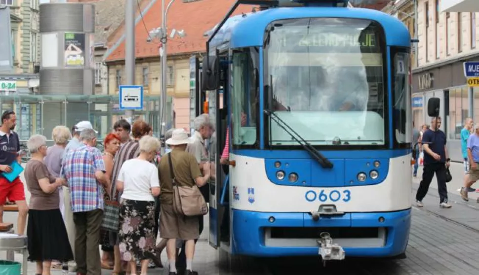 snimio Filip KOSOsijek, 1.8.2016. Trg A. Starčevića, slobodnjakUmirovljenici u velikom broju ulaze u tramvaj. 