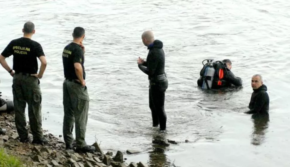 Osijek: 11.07.2011Ronioci specijalne policije pretrauju dno drave za utopljenikom, dok je ensko osoba spaenaSnimio: Josip eri