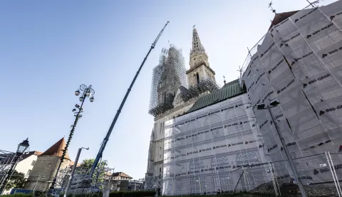 Zagreb, 26.4.2023 - Potpredsjednik Vlade i ministar prostornoga uređenja, graditeljstva i državne imovine Branko Bačić te ministrica kulture i medija Nina Obuljen Koržinek sa suradnicima obišli su gradilišta crkve i samostana svetog Franje Asiškog na Kaptolu te Zagrebačke katedrale i nadbiskupskog dvora gdje su u tijeku radovi konstruktivne obnove i sanacije.Foto Hina/ Dario GRZELJ/ dag