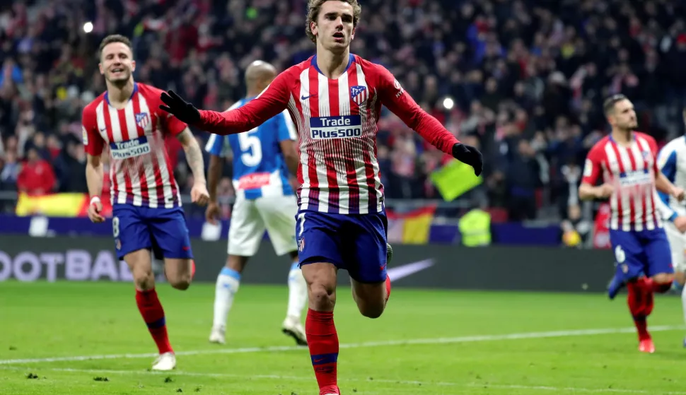 epa07245398 Atletico Madrid's French Antoine Griezmann (C) celebrates after scoring the 1-0 lead against RCD Espanyol during their Spanish Liga Primera Division soccer match played at Wanda Metropolitano stadium in Madrid, Spain, 22 December 2018. EPA/Rodrigo Jimenez