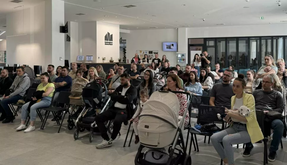 VINKOVCIU Gradskoj knjižnici i čitaonici Grad Vinkovci uručio je novčane naknade i prigodne darove roditeljima vinkovačkih beba rođenih unazad mjesec-dvatravanj 2025.